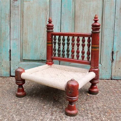 authentic indian chair - Ecosia - Beeld Sankheda Furniture, Antique Wooden Chairs, Ethnic Furniture, Minimalist Chair, Corner Sofa Design, Low Chair, Indian Home Interior, Sofa Seating, Indian Furniture