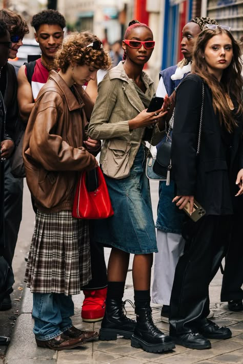 Skirt On Pants Street Styles, 90s Street Fashion, Rock Street Style, Paris Street Fashion, People On The Street, Androgynous Outfits, Punk Streetwear, Fashion Week Outfit, Fashion Street Style