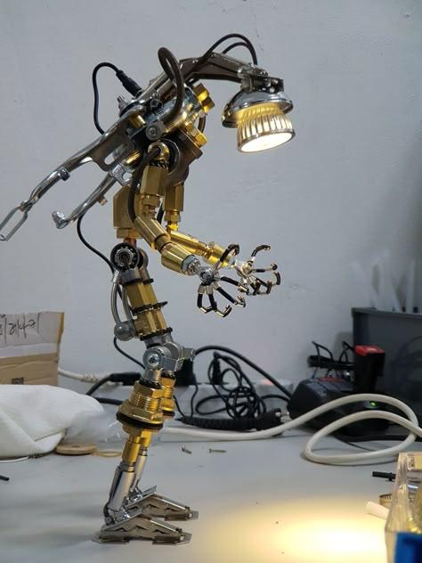 http://sosuperawesome.com/post/158048019592/metal-craft-led-table-lamp-by-wyse-factory-on-etsy Steampunk Animals, Metal Robot, Retro Robot, Trash Art, Cool Robots, Arte Robot, Metal Craft, Robot Concept, Junk Art