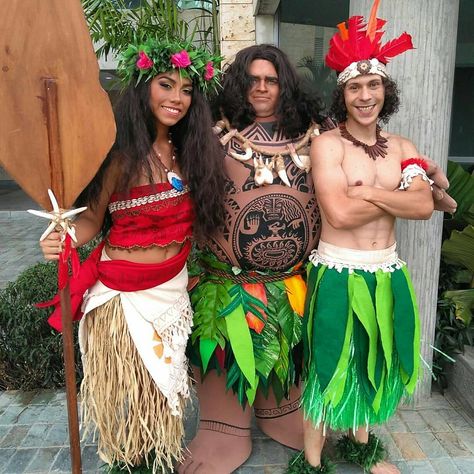 Inspiration & Accessories: DIY Moana Maui Halloween Couple Costume Idea - #MondayParty as an enterteiner with my beautiful Team @realshows #RealShows #DonProps #MoanaCosplay #MauiCosplay #DisneyParty #cosplaycommissions #DisneyCosplayers #Cosmaker #Caracas #Venezuela Hawaiian Costume Ideas, Moana Group Costume, Moana Villagers Costumes, Moana And Maui Halloween Costumes, Moana Couple Costume, Moana Adult Costume, Diy Moana Outfit, Moana Outfit Ideas, Moana Inspired Outfits