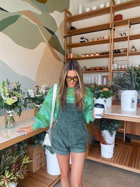 Green Overalls Outfits, Green Overall Shorts, Overall Shorts Outfit, Picnic Photo Shoot, Overalls Outfits, Green Overalls, Outfits Shorts, Shorts Outfit, School Fits