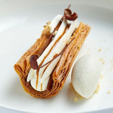 Italian Plated Desserts, French Plated Desserts, Gourmet Desserts Presentation, Chocolate Bar Ideas, Fancy Desserts Recipes, Patisserie Fine, Fine Dining Desserts, Gourmet Food Plating, Hazelnut Praline