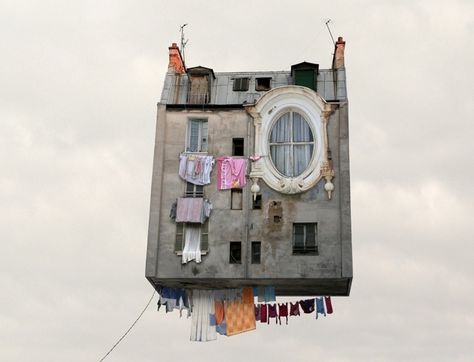 Illusion that defies weight and defamiliarizes the home Floating House, Up House, French Photographers, Photo Series, Pics Art, Little Houses, French Artists, Upside Down, The Line