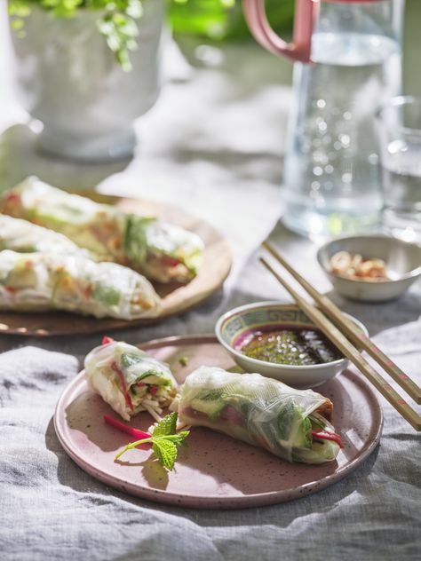 Vegetarische springrolls met pittige pindadip | Project Gezond Nuoc Cham Sauce Recipe, Vietnamese Summer Rolls, Radish Sprouts, Rice Paper Wrappers, Recipes With Fish Sauce, Spicy Prawns, Rice Paper Rolls, Spring Roll, Summer Rolls