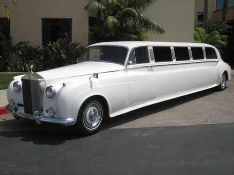 Vintage stretch limousine. Elegant. #weddinglimo #limo #stretchlimo #vintagelimo #urbanveil Rolls Royce Limo, Rolls Royce Limousine, Limo Ride, Classic Rolls Royce, Vintage Rolls Royce, Limousine Car, Donk Cars, Cars Accessories, Wedding Transportation