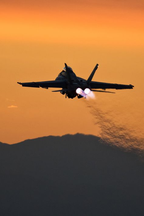 https://flic.kr/p/21KK1FC | A WORLD LIT ONLY BY FIRE | Super Hornet from VFA-106 departing NAF El Centro for a dusk training mission. Afterburner At Night, Jet Flying, Photo Avion, Jet Fighter Pilot, Military Wallpaper, Super Hornet, Airplane Fighter, Air Fighter, Moto Cross