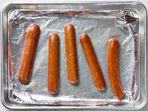 overhead photo of hot dogs cooked in under the broiler on a foil lined sheet pan Grilled Hot Dogs In Oven, Broiled Hot Dogs In Oven, Roasted Hot Dogs In The Oven, Oven Roasted Hot Dogs, Stadium Hot Dogs, Make Ahead Hot Dogs, Cooking Hot Dogs In Oven, Hot Dog In Oven, Cooking Hot Dogs For A Crowd