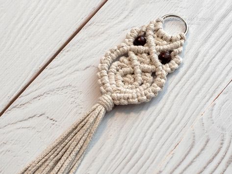 Macrame Owl Keychains, Macrame Patterns Free, Macrame Owl Keychain, Macrame Owl Tutorial, Macrame Wedding Decor, Keychain Tutorial, Owl Tutorial, Keychain Macrame, Easy Yarn Crafts