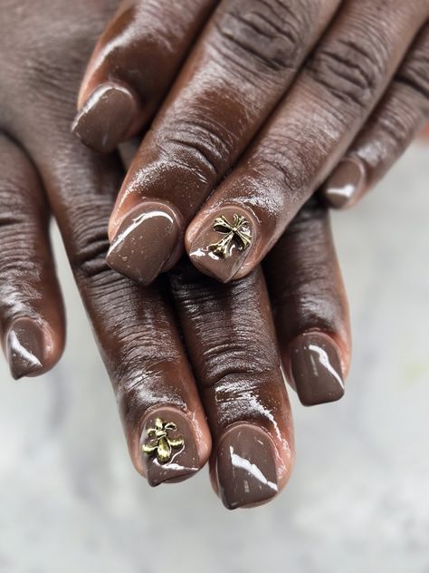 Coffe brown nails with charm Brown Manicure Short Nails, Natural Nails Brown, Gel Manicure Natural Nails, Brown Nails Short, Manicure Natural Nails, Brown Manicure, Manicure Short Nails, Manicure Natural, Manicure Short