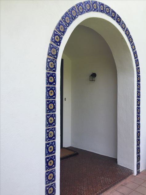 Mexican Restaurant Decor, Rustic Staircase, Hamptons Beach House, Tiles Living Room, Spanish Home Decor, Doorway Decor, Sunken Living Room, Diy House Renovations, Spanish Style Homes