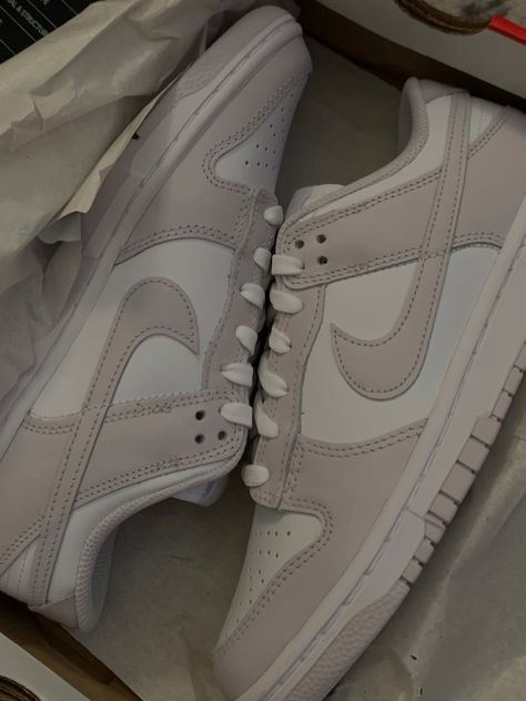 Grey Dunks, Dunks Women, Trendy Shoes Sneakers, White Nike Shoes, Pretty Shoes Sneakers, Jordan Shoes Retro, Cute Nike Shoes, Nike Sneakers Women, Hype Shoes