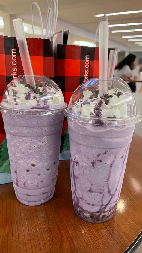 Boba, bubble tea Taro Bubble Tea Aesthetic, Purple Milkshake, Purple Bubble Tea, Diy Iced Coffee Recipes, Boba Juice, Diy Iced Coffee, Aesthetic Boba, Boba Aesthetic, Drinks Aesthetic