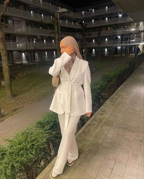 White Suit Hijab Outfit, Graduation Modest Outfit, Class Outfit College Hijab, Graduation Blazer Outfit, Graduation Outfit Modest, White Hijabi Outfits, Graduation Hijab Outfits, Elegant Hijab Outfit, Hijabi Graduation Outfits