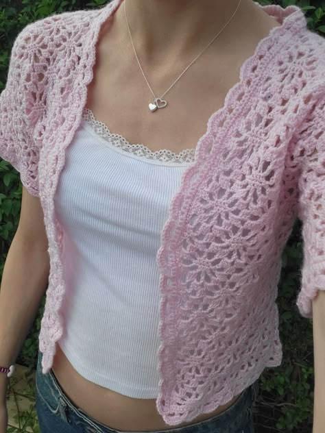 pink flower lace short-sleeved cardigan crochet outfit inspo idea easy free pattern aesthetic cute Fantasy Crochet, Sweater Pattern Crochet, Pattern Aesthetic, Crochet Colorful, Crochet Outfit, Crochet Sweater Pattern, Hats Crochet, Crochet Cardigan Sweater, Mode Crochet