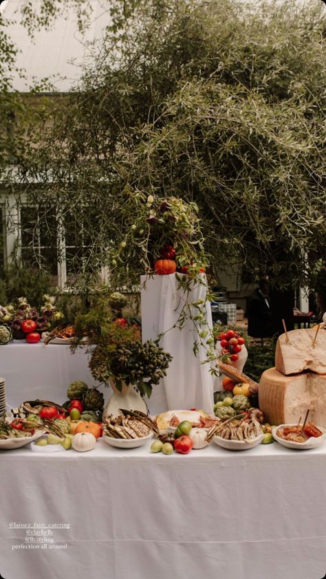 Italian Garden Tablescape, Wedding Flower Trend 2023, Georgia Fowler Wedding, Wedding Vegetables, Tomato Wedding, Italian Wedding Table, Italian Wedding Food, Tuscan Tablescape, Italian Wedding Foods