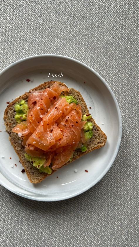 healthy lunch with salmonand avocado toast Shrimp Avocado Toast, Lunch Healthy Aesthetic, Healthy Food Salmon, Avocado Food Ideas, Savory Breakfast Aesthetic, Healthy Food Aestethic, Avocado Toast Lunch, Avocado Toast With Salmon, Lunch Healthy Ideas