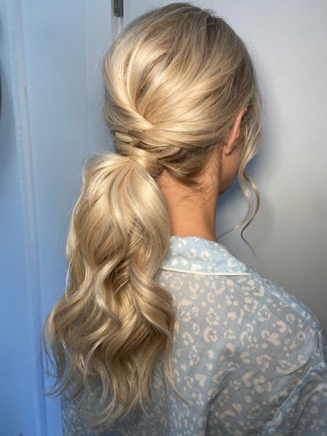 Active Hairstyles, Gel Nails Spring, Bridal Ponytail, Wedding Ponytail, Black Hair Inspiration, Low Ponytail Hairstyles, Chic Ponytail, Curled Ponytail, Ponytail Tutorial