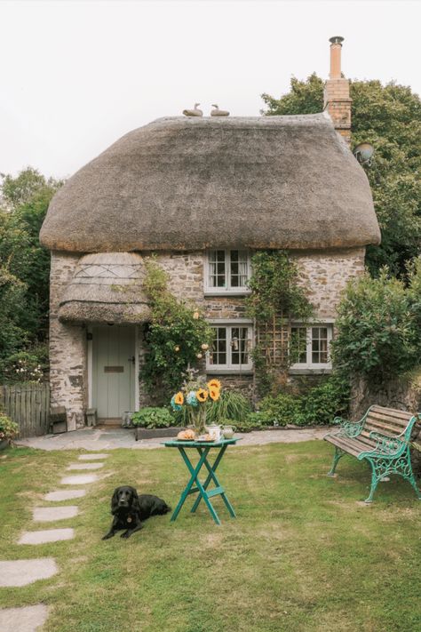 English Style House, English Country Cottages, Pretty Cottage, English Country Cottage, Dog Friendly Beach, British Architecture, South West Coast Path, Thatched Cottage, Dream Cottage