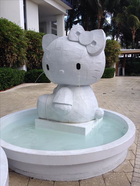 Hello Kitty fountain at the entrance of W Hotell in Miami South Beach. Fountain Hotel, Minecraft Fountain, Beach Hotel Room, Miami Hotels South Beach, Kitty Background, Miami South Beach, Miami Beach Hotels, Miami Hotels, South Beach Hotels