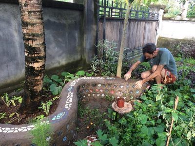 Earth & Ecobrick Building Brick Projects, Earthship Home, Backyard Greenhouse, Cob House, Living Off The Land, Veg Garden, Earth Homes, Natural Building, Earthship