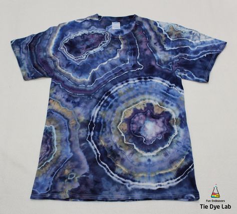 Tutorial video showing and explaining how to tie and apply the dye to make an ice dyed geode tie dye shirt. Library Makerspace, Dye Inspiration, Geode Tie Dye, Tie Dye Tutorial, Tie Dye Shirts Patterns, Tye Dye Patterns, Diy Tie Dye Techniques, Diy Tie Dye Designs, Tie Dye Patterns Diy