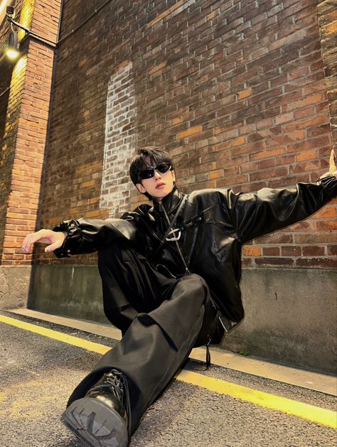 Asian Drip Outfit Men, Aesthetic Poses Male, Streetwear Pose Men, Rock Male Outfit, Dark Clothes Aesthetic Men, Mens Acubi Fashion, Y2k Poses Men, Acubi Male Outfits, Male Acubi Fashion