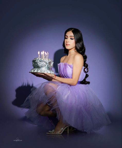 Homecoming Jeans Ideas, Cute Modeling Poses, Lavender Birthday, Purple Quince, Cake Photoshoot, Purple Cakes Birthday, Quinceanera Photoshoot, Sweet Sixteen Birthday Party Ideas, Studio Photoshoot Ideas