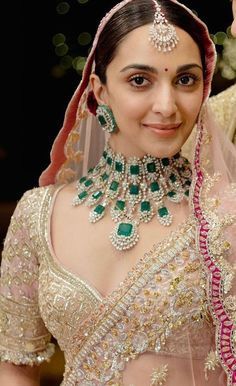 Green Emerald Necklace, Diamond Necklace Wedding, Maang Tikka, Emerald Wedding, Bollywood Style, Bollywood Jewelry, Kiara Advani, Bridal Jewellery Indian, Green Jewelry