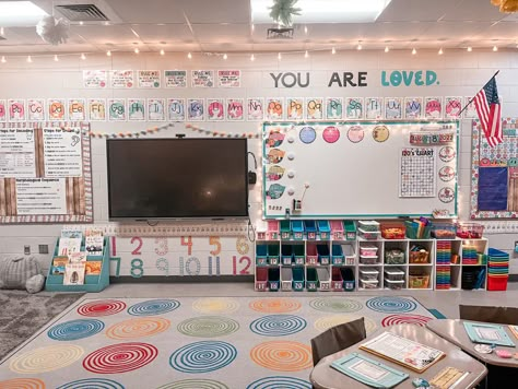 Cute Kindergarten Classrooms, 2024 Classroom Themes, Classroom Aesthetic Elementary, Classroom Inspiration Elementary, Teacher Classroom Ideas Elementary, First Grade Classroom Set Up, Teacher Desk Area Classroom Setup, Bulletin Board For Classroom, Elementary Classroom Ideas