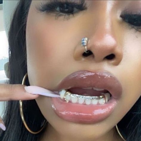 Bottom Grills, Girl Grillz, Pretty Teeth, Dental Jewelry, Grillz Teeth, Diamond Teeth, Dope Jewelry Accessories, Gold Clothing, Grills Teeth