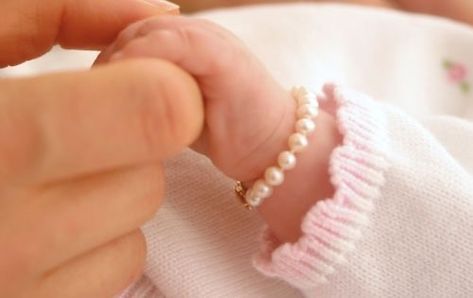 Somebunny Loves You, Baby Jewellery, Foto Newborn, Kind Photo, Anne Geddes, Baby Pearls, Mother Baby, Baby Tips, Mia 3