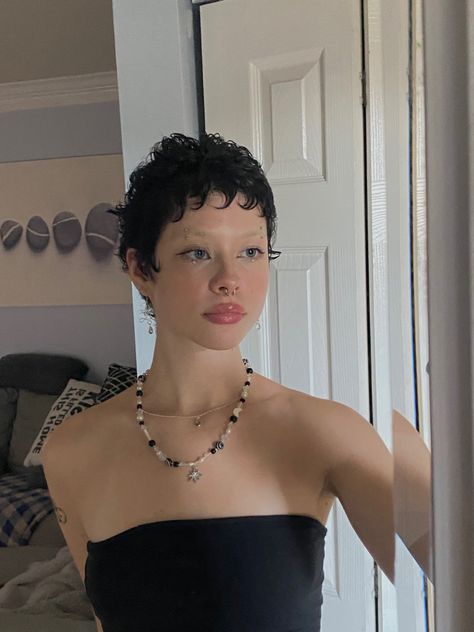 Looks Emo, Hairstyles Gel, Night Out Hairstyles, Finger Waves Short Hair, Curly Pixie Hairstyles, Short Curly Pixie, Grunge Accessories, Photography Selfie, Really Short Hair