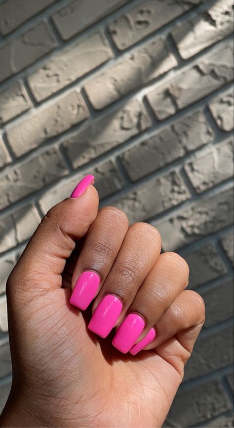 Hot Pink Nails Black Women, Pink Nails Dark Skin, Pink Nails On Brown Skin, Pink Nails Black Women, Nails On Brown Skin, Dark Pink Nails, Sneaker Ball, Ball Ideas, Hot Pink Nails