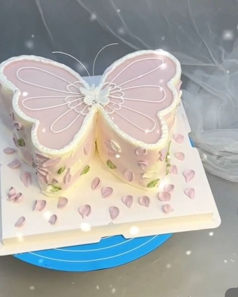 Butterfly Cake Simple, Pastel Butterfly Cake, Butterfly Theme Cake, 19th Birthday Cakes, Cake Decorating Books, Butterfly Birthday Cakes, Cake Custom, Anime Cake, Baby First Birthday Cake