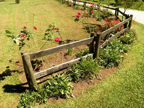 Rustic Fence Decor, Garden Wooden Fence, Rustic Garden Fence Ideas, Diy Fence Ideas, Miranda Brooks, Rustic Garden Fence, Purple Spring Flowers, Farmhouse Backyard, Garden Aesthetics