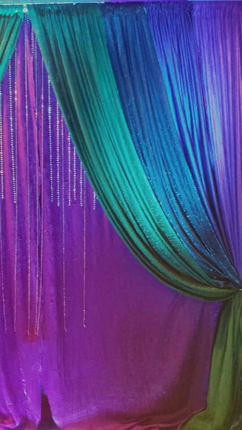 Peacock colors curtain backdrop idea. For any party. Peacock Party Decorations, Peacock Color Dress, Peacock Birthday Party, Peacock Birthday, Centerpieces Floral, Peacock Party, Suits Groom, Tall Centerpiece, Curtain Backdrop