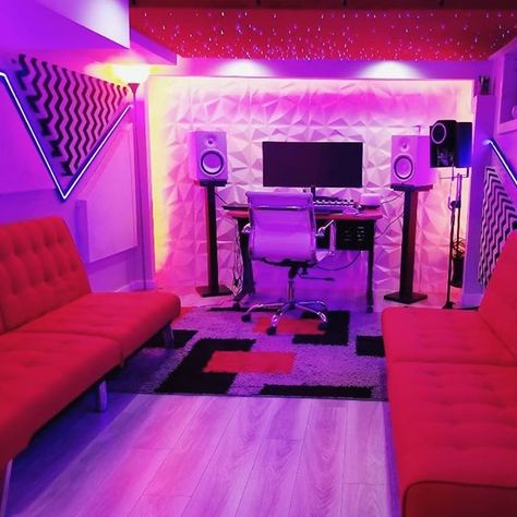 Lots of style in this studio. 👌    By @jmelodiez   #musicstudio #musicproducer    #Regram via @generated Home Music Studio Ideas, Home Recording Studio Setup, Studio Vibes, Dj Room, Home Studio Ideas, Home Music Rooms, Basement Studio, Music Studios, Recording Studio Design