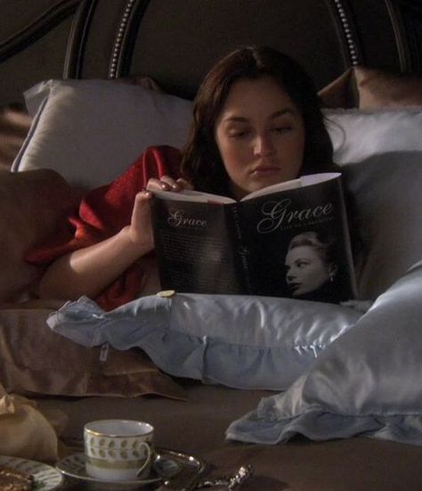 Blair Waldorf Reading, Blare Waldorf, Waldorf Reading, Waldorf Books, Business Studies, Blair Waldorf, Girl Reading, Classic Literature, Gossip Girl