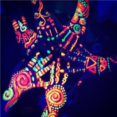 Cool idea for having your arms glow ! Find some neon crafting paint or gel, and… Dark Hands, Black Light Party, Fantasy Make-up, Art Glow, Glow In The Dark Party, Blacklight Party, Glow Birthday, Neon Birthday, Light Party