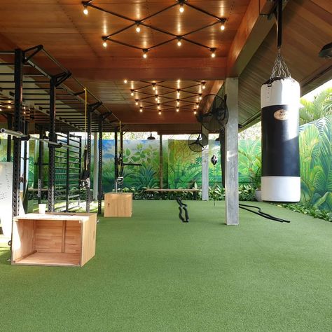 Indoor Outdoor Home Gym, Outdoor Gym Ideas Backyards, Home Outdoor Gym, Outdoor Gym Design, Stocktank Pool Ideas, Bali Gym, Outdoor Boxing, Indoor Outdoor Gym, Outdoor Home Gym