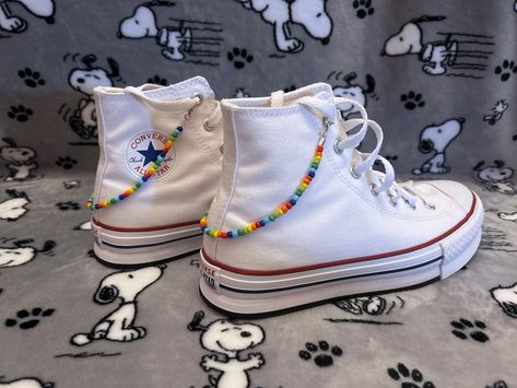 A fun way to add personality to your shoes Converse Custom Ideas, Bead Shoes, Converse Rainbow, Rainbow Converse, Converse Custom, Beaded Shoes, Summer Stuff, Bracelets Patterns, Diy Bracelets Patterns