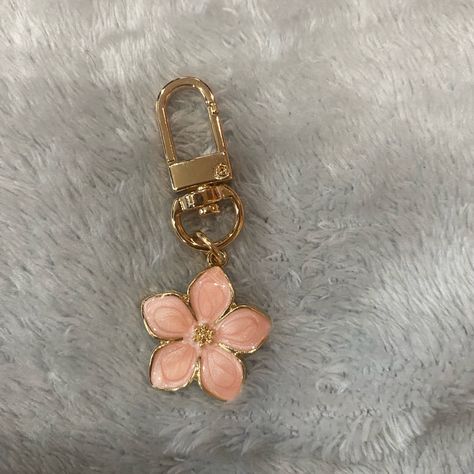 Nwot Key Charm/Bag Charm Choice Of Pink, Black Or White With Gold Really Cute! Flower Key Chain, Purse With Charms Aesthetic, Cute Backpack Keychains, Cute Keyrings, Bag Charm Ideas, Regalos Cute, Key Chains Aesthetic, Car Keys Keychain Ideas, Etsy Keychain