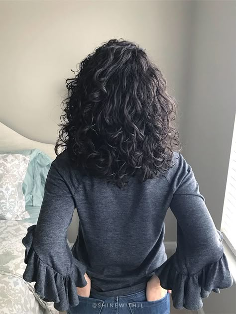 Medium Curly Haircuts, Shoulder Length Curly Hair, Dark Curly Hair, Natural Curly Hair Cuts, Medium Length Curly Hair, Layered Curly Hair, Curly Hair Photos, Thick Curly Hair, Short Curly Haircuts