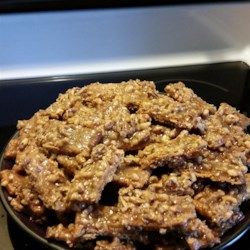 This recipe may be simple, but the results are out of this world! Just top graham crackers with a mixture of brown sugar and pecans. Raspberry Cheesecake Bars, Holiday Treats Recipes, Dessert Platter, Pecan Pralines, Raspberry Cheesecake, Graham Cracker Crust, Creamy Cheesecake, Cheesecake Bars, Cream Cheese Filling