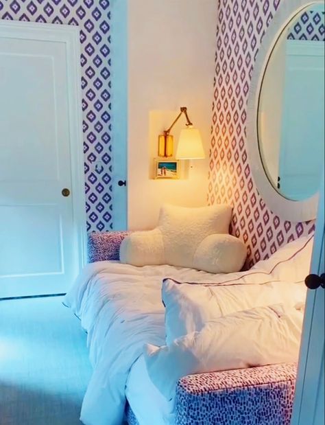 Southern Preppy Bedroom, Sicilian Bedroom, Aesthetic Bedroom Simple, Room Inspiration Bedroom Aesthetic, Inspiration Bedroom Aesthetic, Preppy Bedroom Decor, Southern Preppy, Elegant Bed, Bedroom Nook