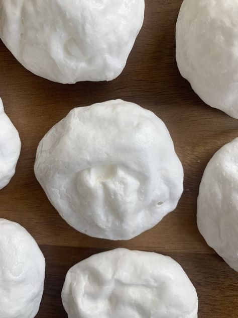 Easy Meringues, How To Make Meringue, Baked Meringue, Meringue Recipe, Passover Recipes, Meringue Cookies, How To Cook Eggs, Food Reviews, Passover