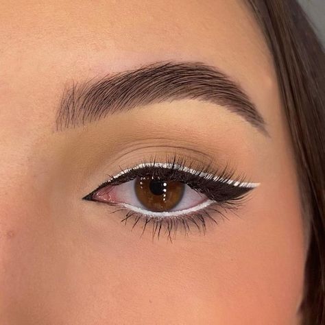 These Double-Wing Eyeliner Styles Will Captivate Everyone | Fashionisers© Double Winged Eyeliner, Black Eyeliner Makeup, White Eyeliner Makeup, Eye Makeup Images, Cute Eye Makeup, Eyeliner Styles, White Eyeliner, Eye Makeup Pictures, White Makeup