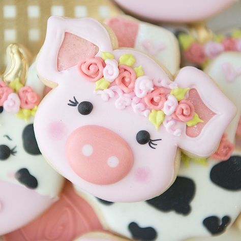 Pig Dessert Ideas, Pig Cookies Decorated, Pig Sugar Cookies, Pig Cookie, Farm Cookies, Pig Cookies, Farm Theme Birthday, Farm Themed Birthday Party, Sugar Cookie Designs