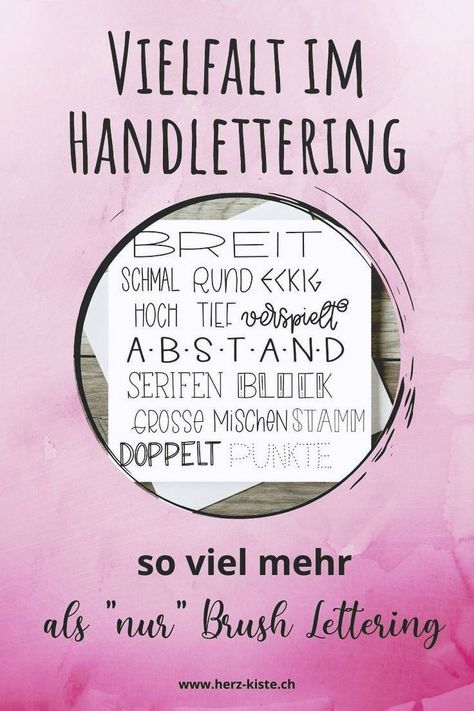 Handlettering ist die Kunst der schön gestalteten Buchstaben und Handlettering ist so viel mehr als nur eine schwungvolle Schreibschrift. Im Artikel liest du die Vorteile, die das Handlettering hat und bekommst viel Inspiration, um direkt selber kreativ zu werden Fonts Doodle, Doodle Font, Handwriting Logo, Font Ideas, Free Handwriting, Chalk Lettering, Doodle Fonts, Doodle Art Drawing, Hand Lettering Alphabet