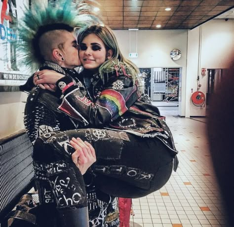 Rock Love Aesthetic, Punks In Love, Punk 80s Fashion, Punk Rock Clothes, Stile Punk Rock, 80s Punk Rock, Punk Rock Art, Punk Couple, Punk Rock Aesthetic